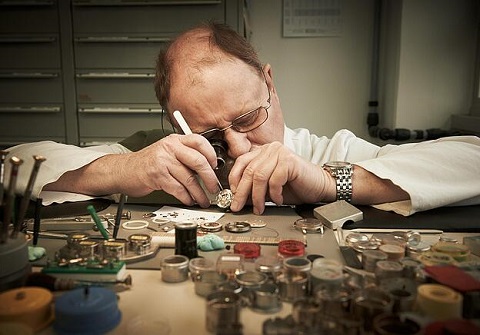 雅典手表停了怎么办（雅典手表磕碰）